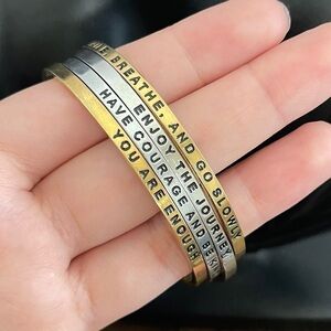 Set of 4 mantrabands gold tone and silver tone